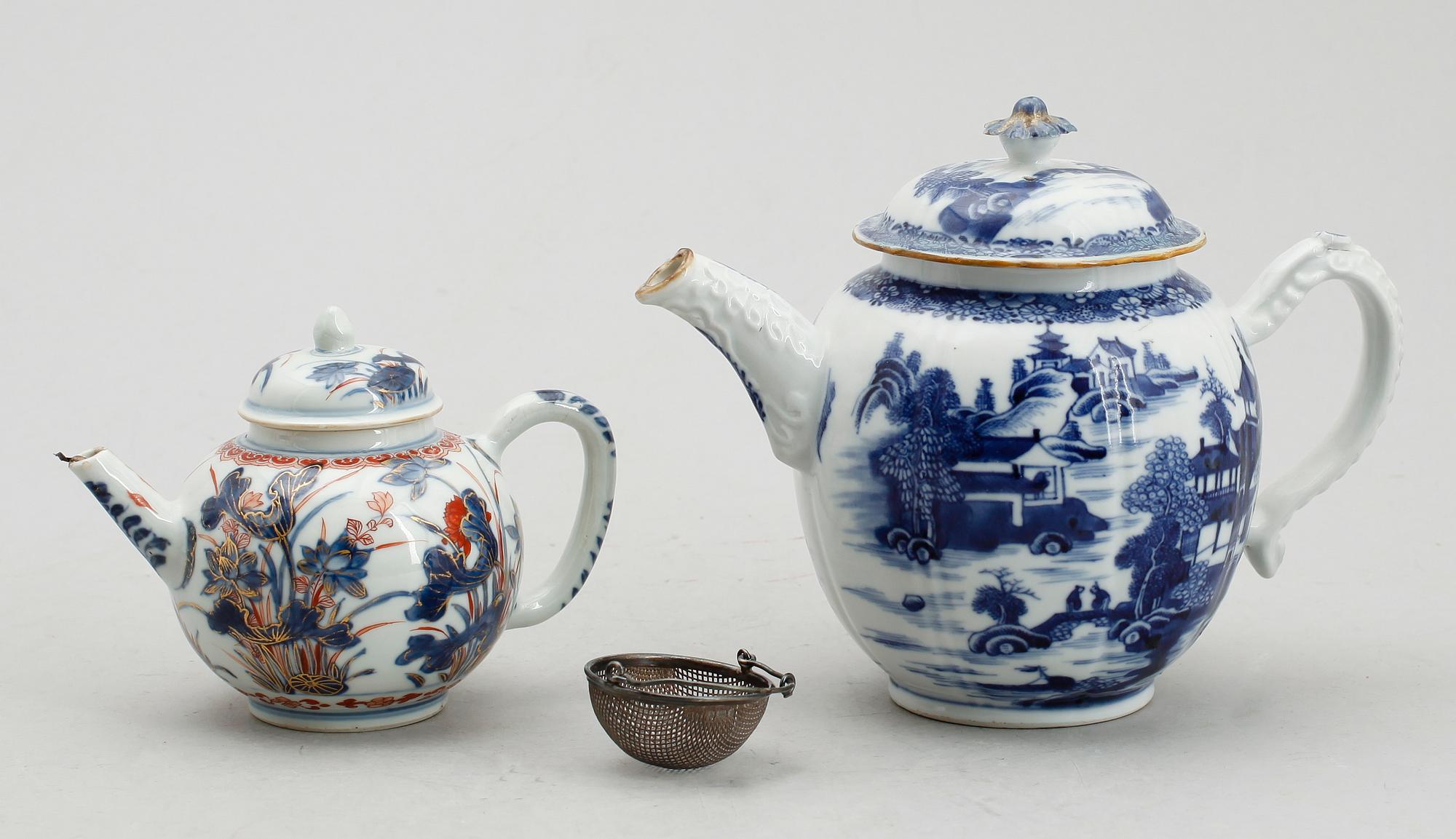 TEKANNOR, 2 st, porslin, Kina, 1700-tal. Samt TESIL, silver, Birmingham 1901.