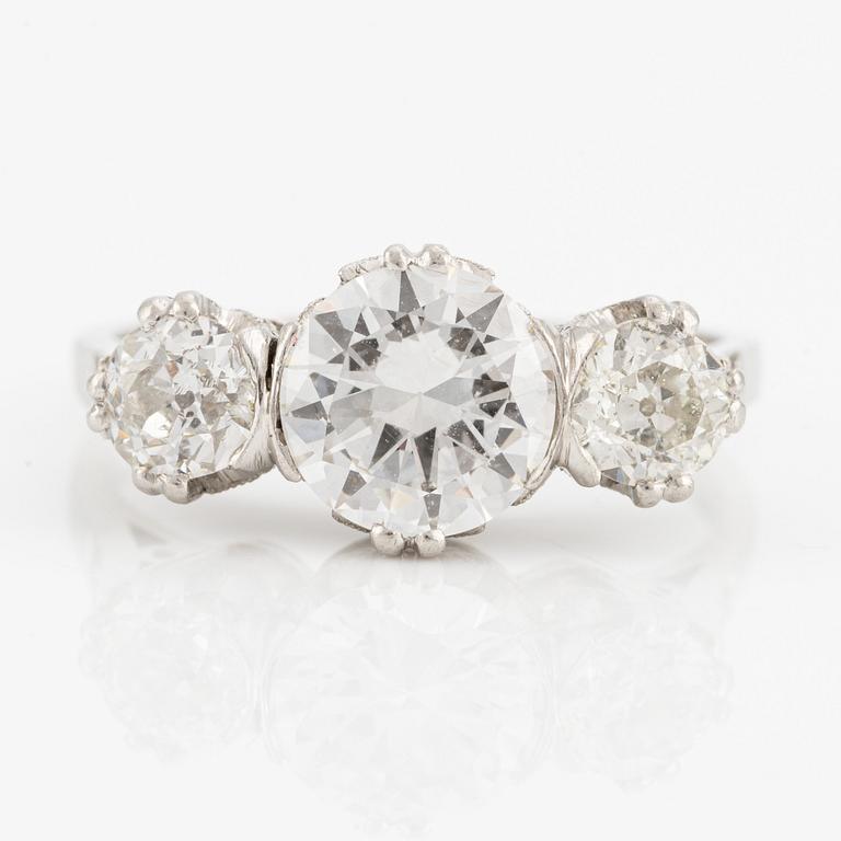 A platinum ring set with round brilliant- and old cut diamonds.