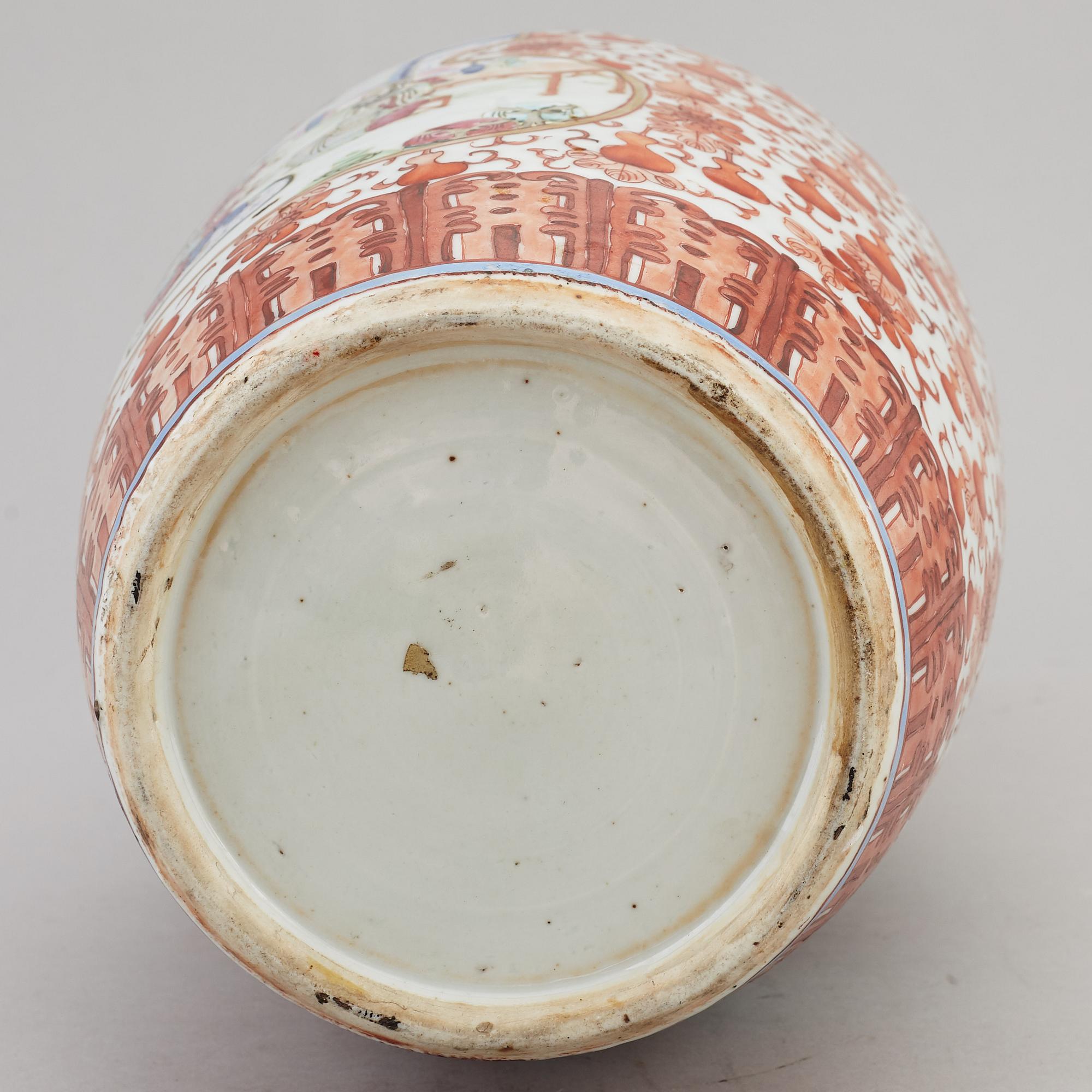 A large famille rose vase, Qing dynasty, late 19th century.