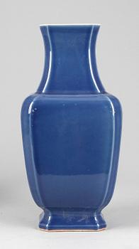 URNA, porslin, Kina 1900/2000-tal.