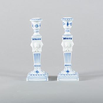 LJUSSTAKAR, ett par, porslin, "Musselmalet", Royal Copenhagen, 1900-tal.