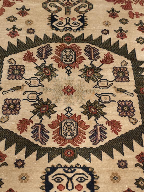 MATTO, an antique Malajir probably, ca 179,5 x 124 cm (as well as one end with 2½ cm flat weave).