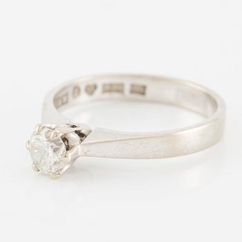 Ring 18K vitguld med en briljantslipad diamant.