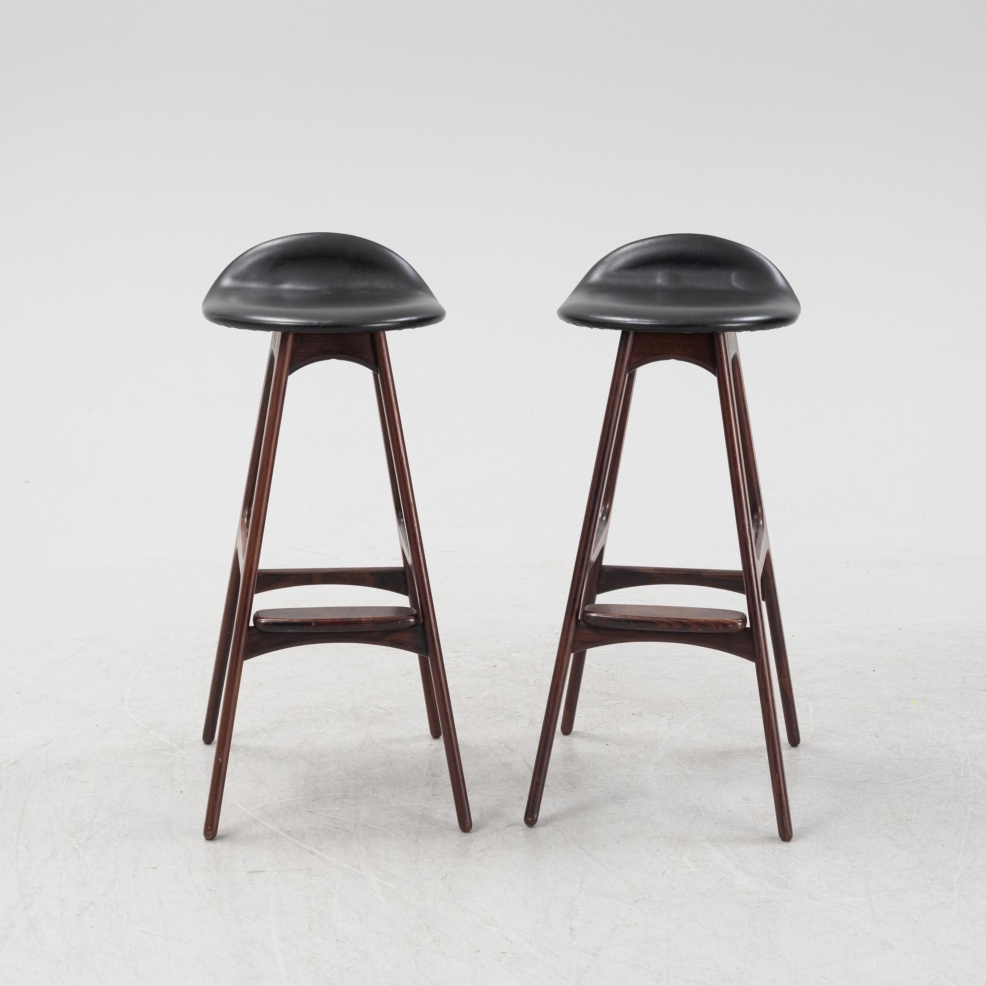 Erik Buch, barpallar/barstolar, ett par,
Odense Maskinsnedkeri A-S,
Danmark, 1960-tal.
