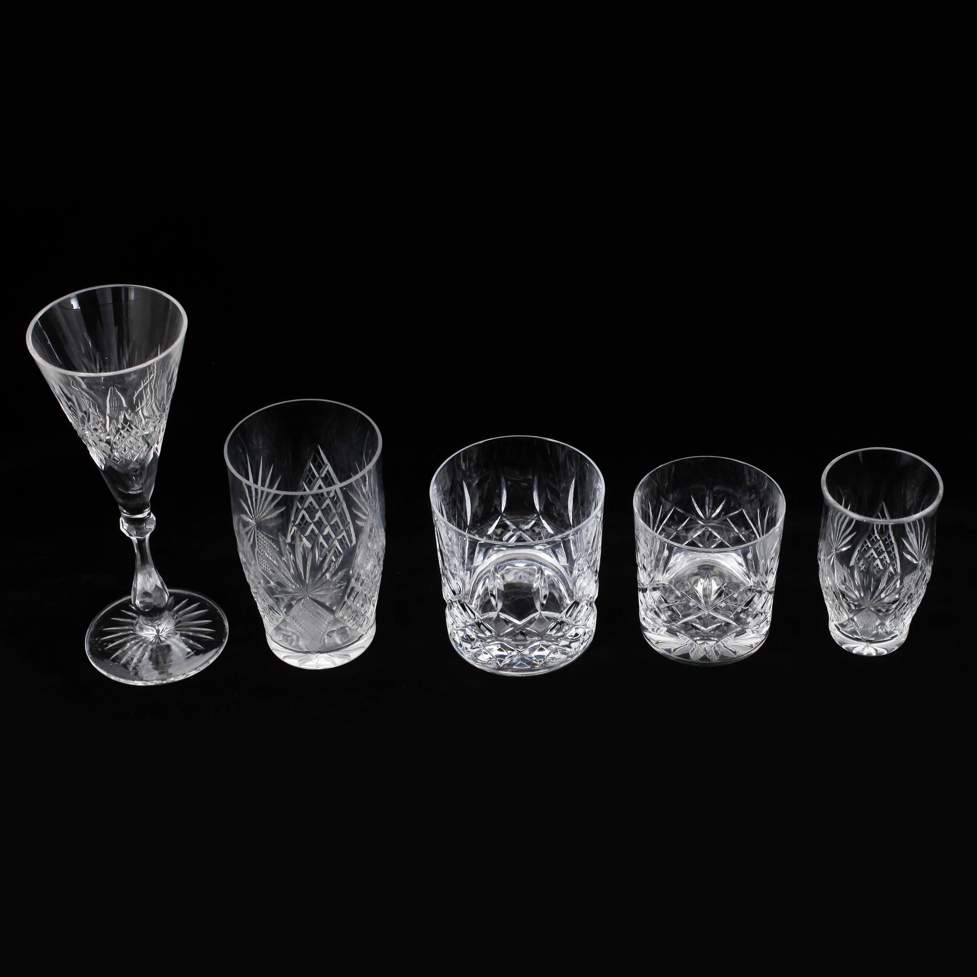 SERVISDELAR, 82 delar, glas, snarlika, omkring sekelskiftet 1900.