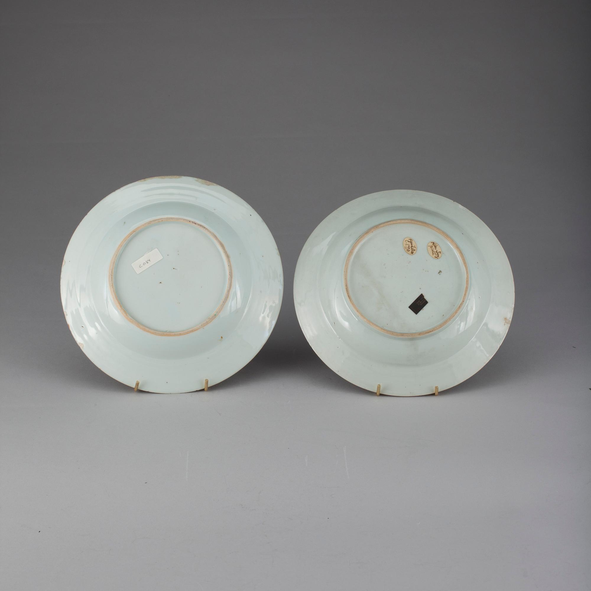 TALLRIKAR, 2 st, porslin, Kina, Qianlong (1736-1795).