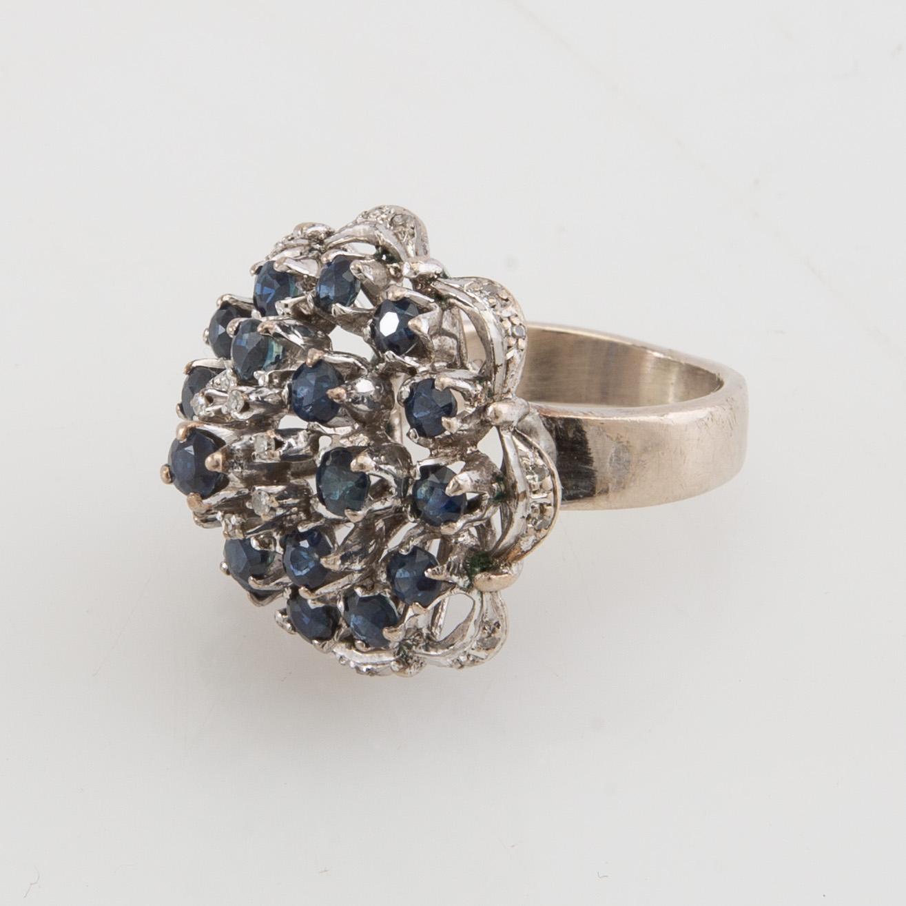 Ring 8K white gold with diamonds and sapphires.