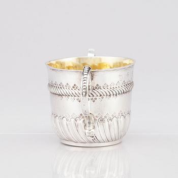 An English late 17th Century silver porringer, marks if William Andrews, London 1697-98.