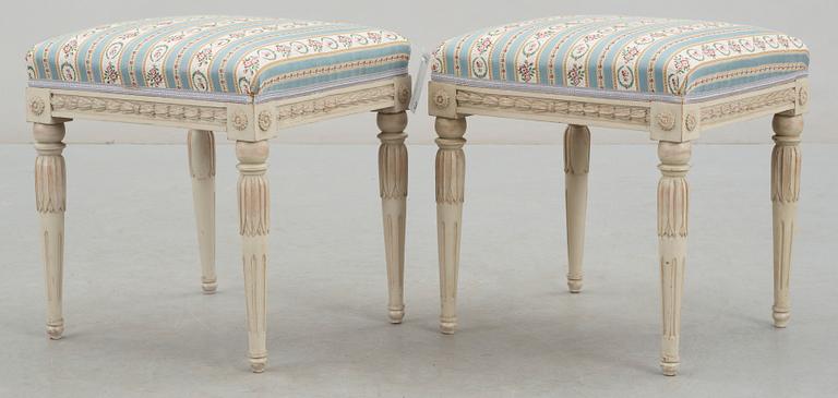 TABURETTER, ett par, sengustavianska, märkta EÖM, Erik Öhrmark, verksam 1777-1813 i Stockholm.