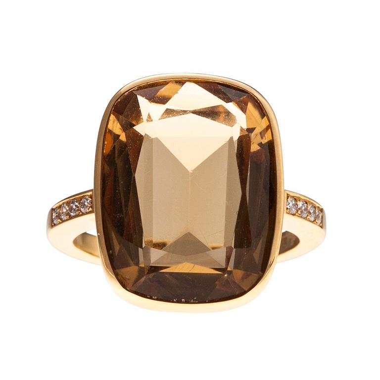 A RING, citrine, brilliant cut diamonds c. 0.12 ct. 18K gold T. Tillander 2007. Size 17, weight 6 g.