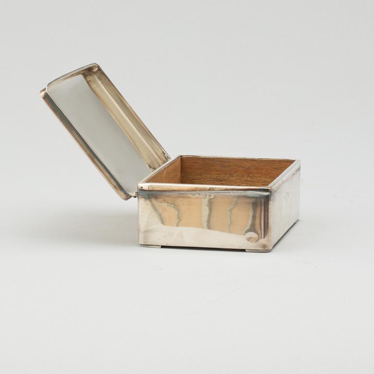 CIGARETTETUI, silver, C.G Hallberg, Stockholm, 1933. Vikt tot ca 442g.