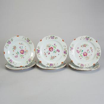 A SET OF SIX FAMILLE ROSE PLATES, Qianlong.