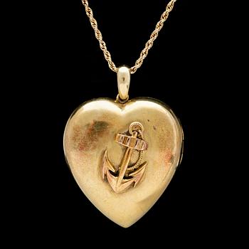 HÄNGSMYCKE, i form av hjärta, med småpärlor samt kedja.