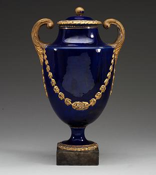 POTPOURRIURNA med LOCK, flintgods. Marieberg, troligen 1780-tal.