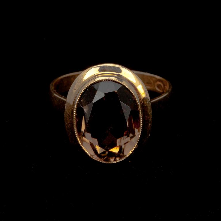 RING, guld 14K med rökkvarts, Alppikulta, Helsinki 1960. Vikt 2,8 g.