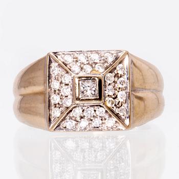 Ring 18K vitguld med 1 princesslipad diamant och briljanter ca 0,40 ct totalt, bredaste del ca 10 mm.