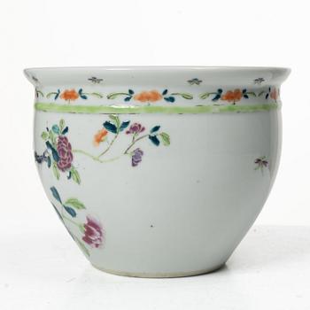Mugg samt ytterfoder, porslin. Kina, Qingdynastin.