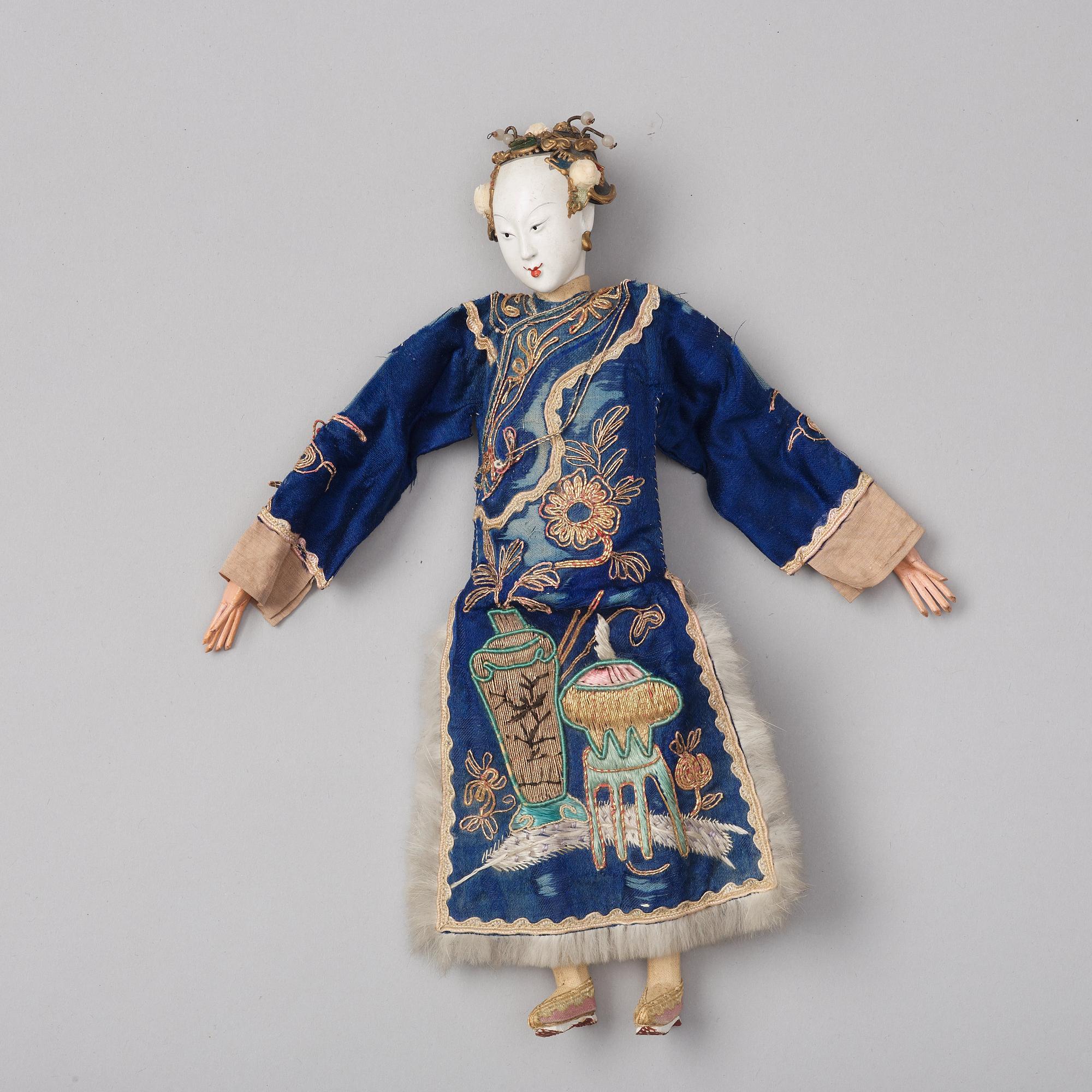 An elegant Chinese doll, clad in silk robes, Qing dynasty, 19th Century.