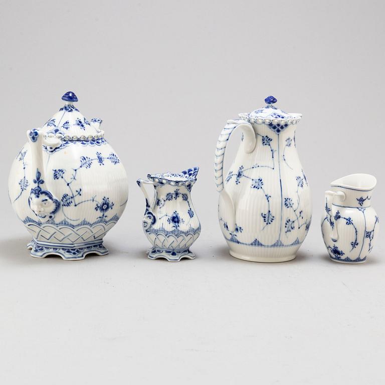 SERVIS, 46 delar, porslin. Royal Copenhagen, Musselmaalet, 1900-tal.