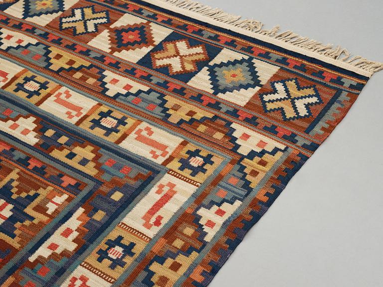 Märta Måås-Fjetterström, Matto, flat weave, ca 302-306 x 179,5-185,5 cm, signed MMF.