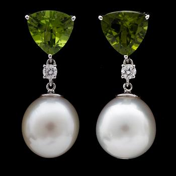 19. A pair of cultured South sea pearl, 12,4 mm, peridotes, tot. 6.55 cts and brilliant cut diamond earrings, tot. 0.24 cts.