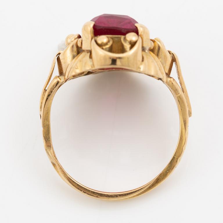 Ring 18K gold with synthetic red stone.