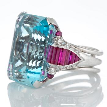 Ring med en fasettslipad akvamarin ca 35 ct och trappslipade rubiner total vikt ca 1.50 ct.