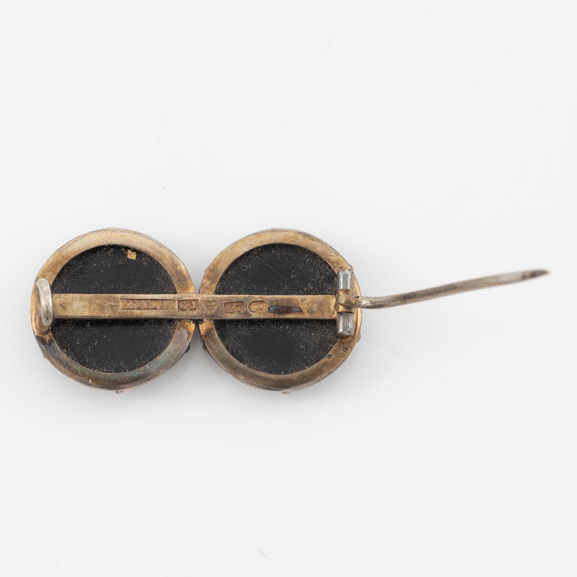 Brooch silver with onyx.