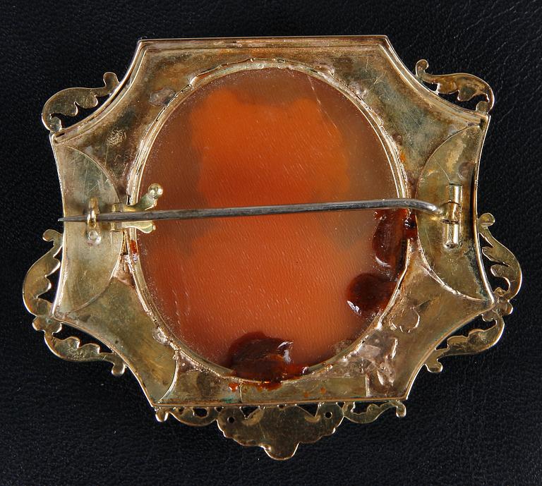 BROSCHER, 3 st, bl a 18 K guld samt snäckskalscaméer, bl a 1925 samt 1954.