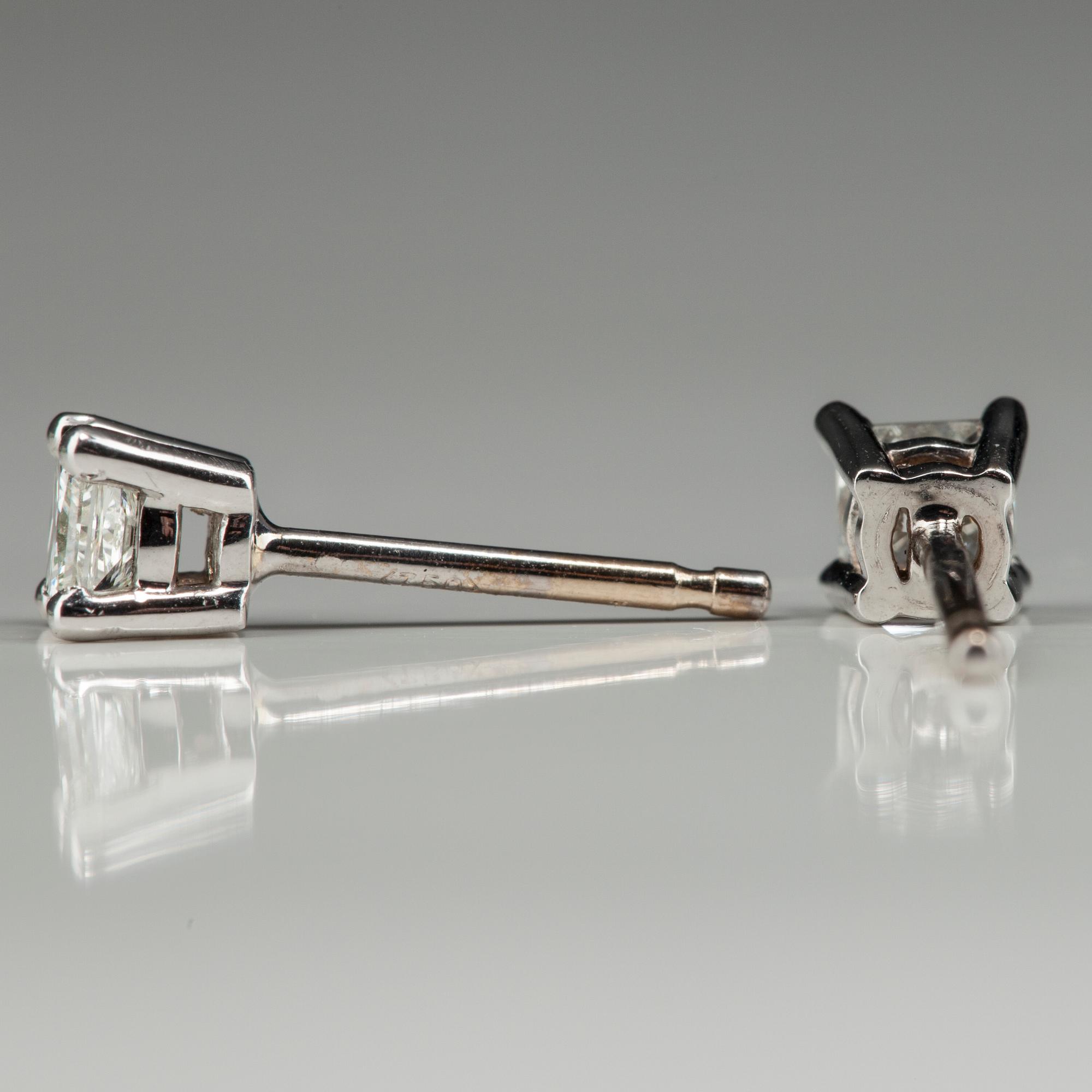 ÖRHÄNGEN, vitguld 18K, prinsesslipade diamanter, tot. 0,50 ct. J/VS. Vikt 1,5 g.
