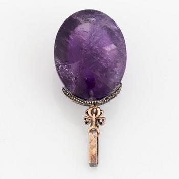 A cabochon-cut amethyst pendant/brooch.