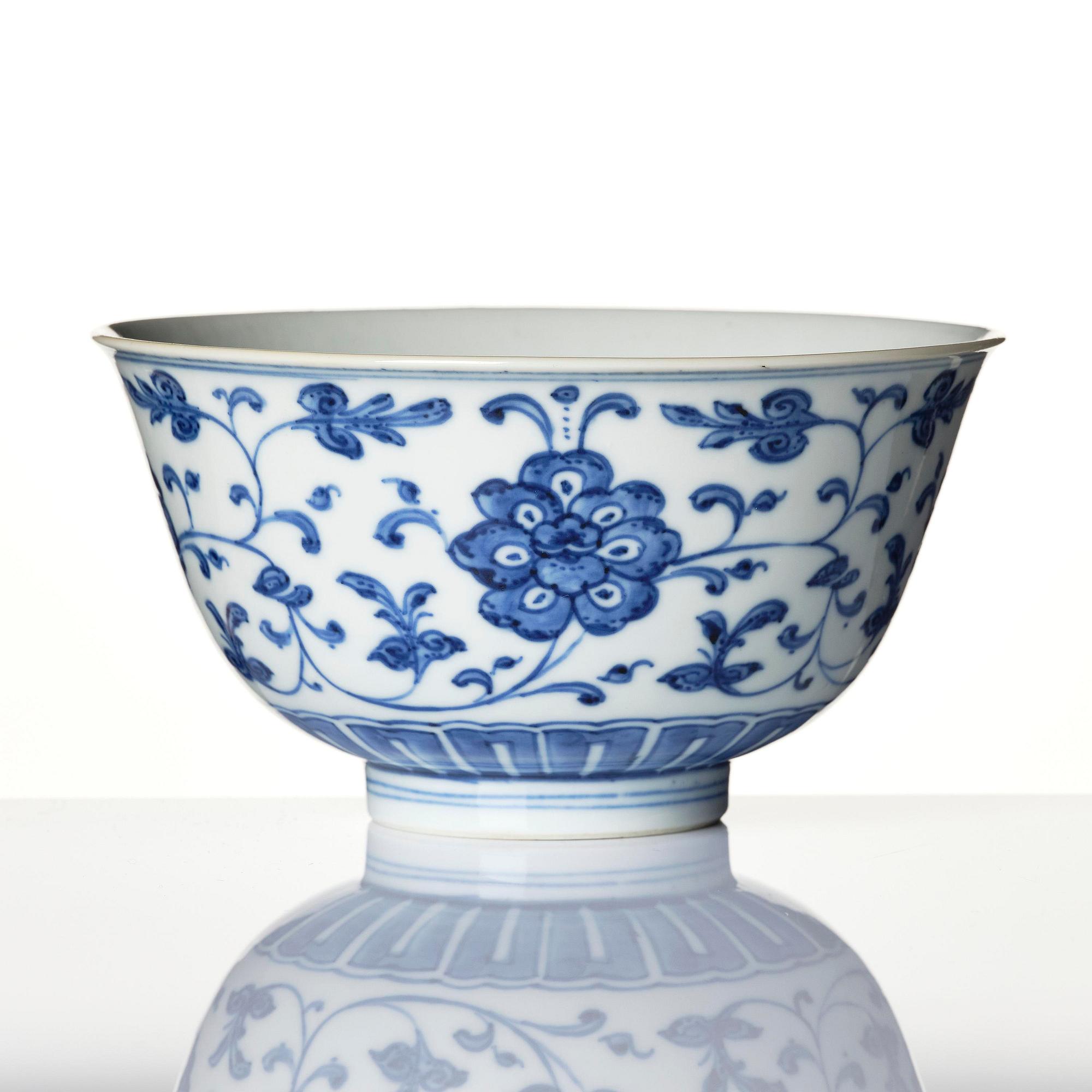 Skål, porslin. Qingdynastin, med Qianlongs märke och period (1736-95).