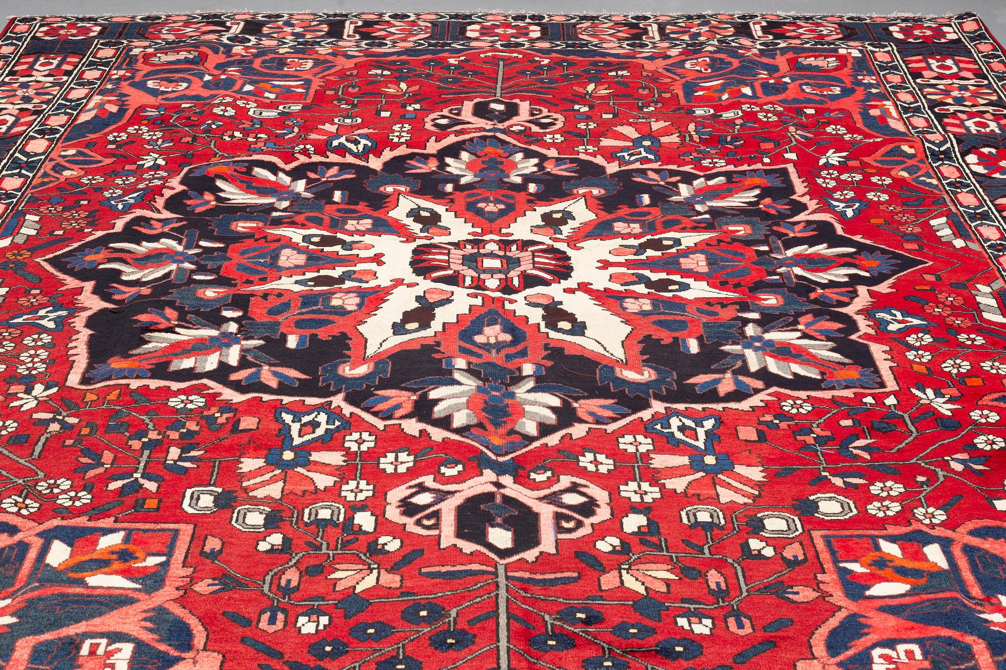 MATTA, Bakthiari, ca 412 x 312 cm.