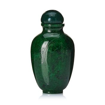 A Chinese jade snuff bottle with stopper, 20th century.