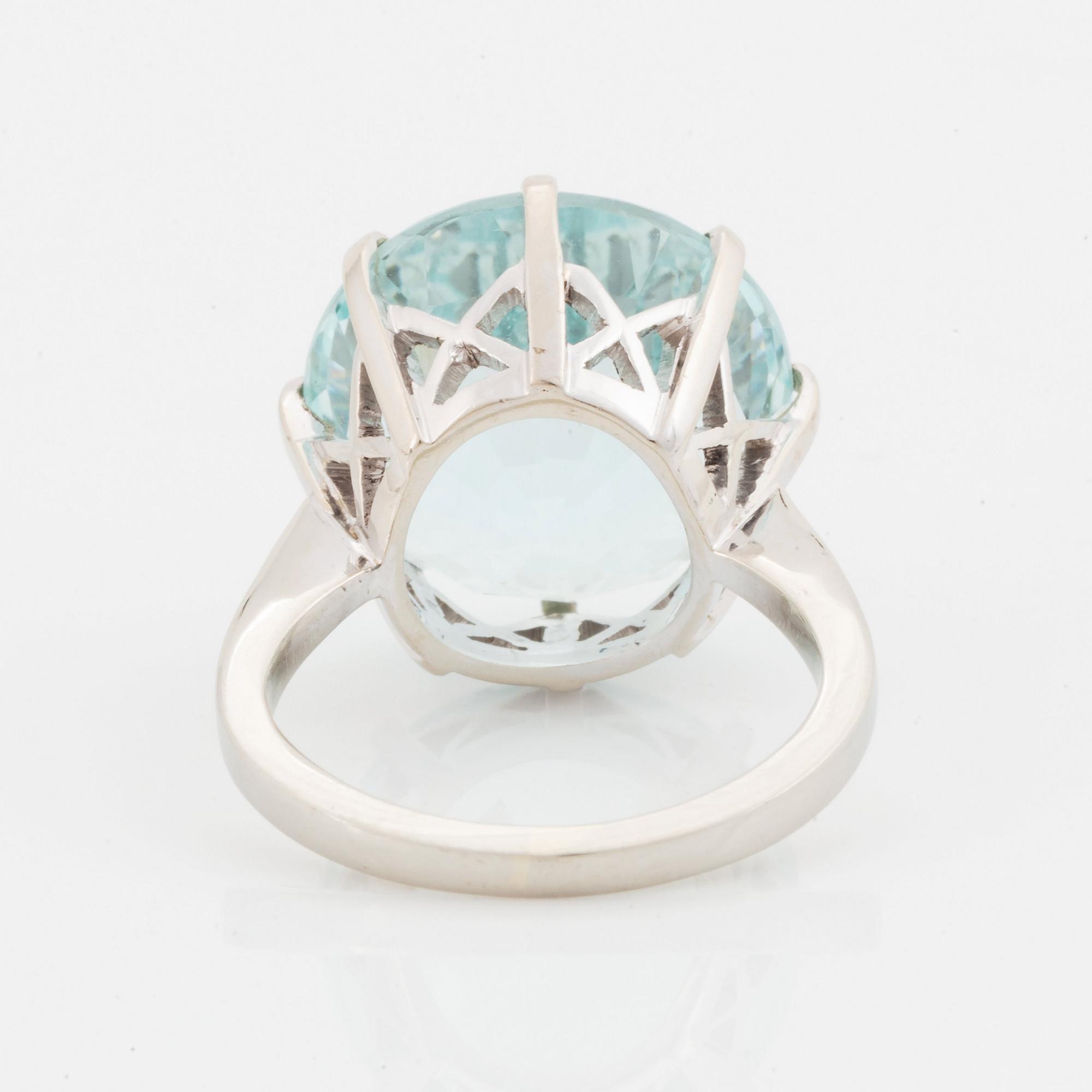 Ring 14K vitguld med en fasettslipad akvamarin.