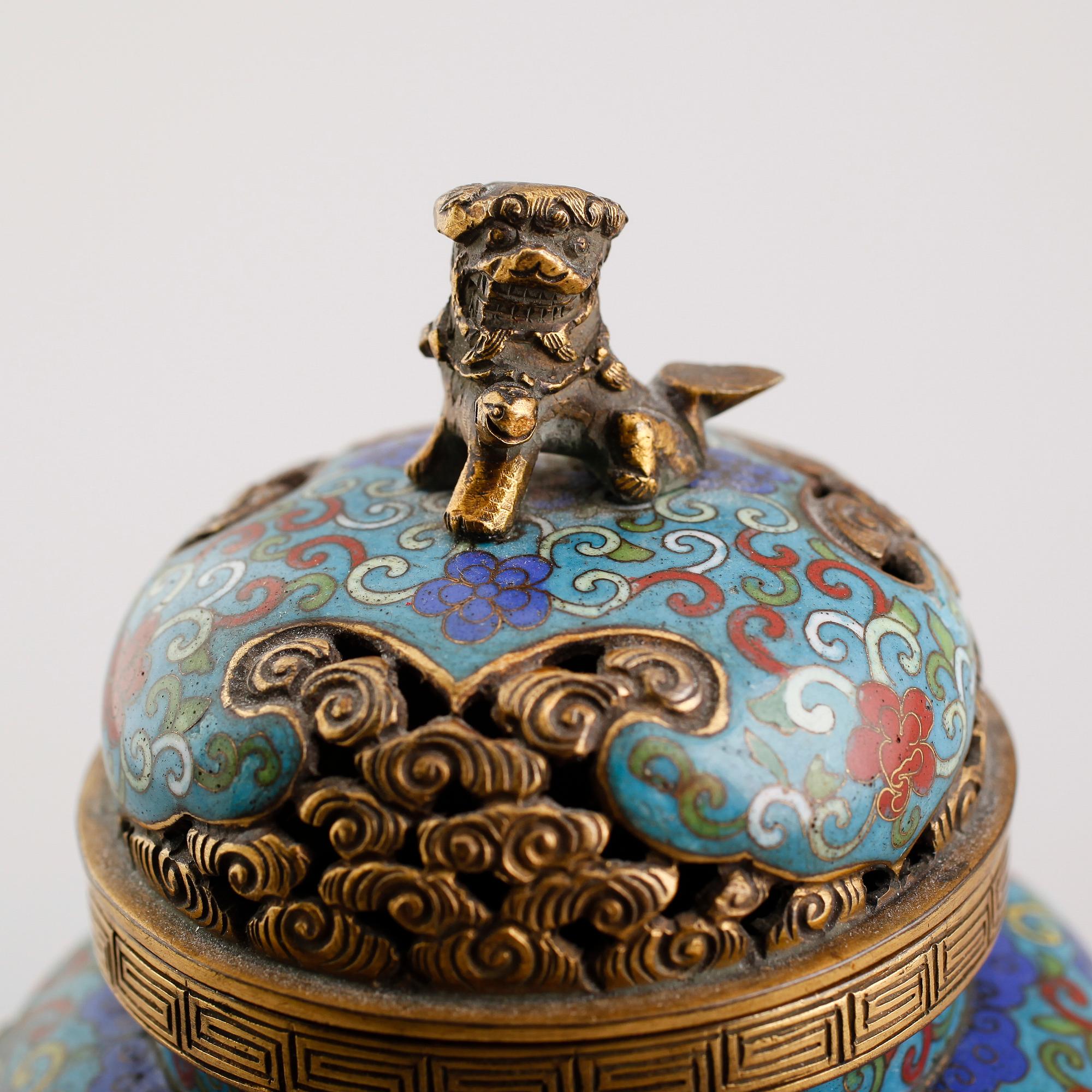 RÖKELSEKAR med lock, cloisonné, Kina, 1900-tal.