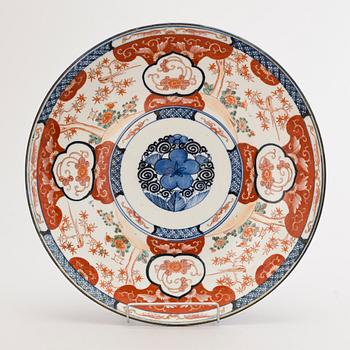 A porcelain bowl in Imari colours, Japan, Meiji (1868-1912).