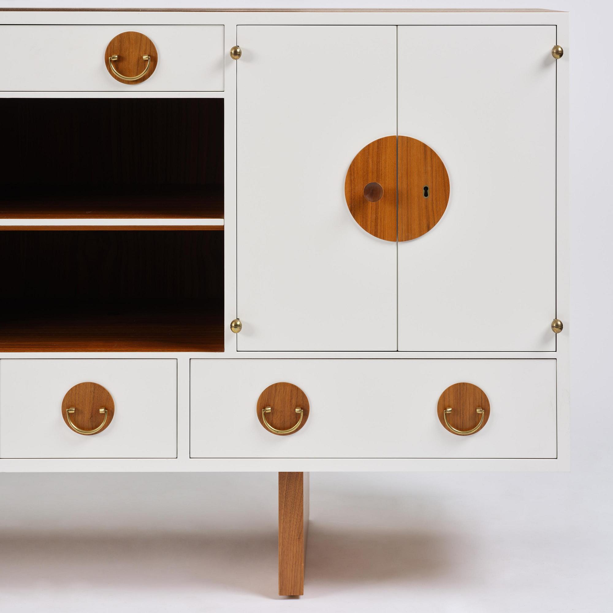 Josef Frank, sideboard, modell 2137, Firma Svenskt Tenn, samtida produktion.