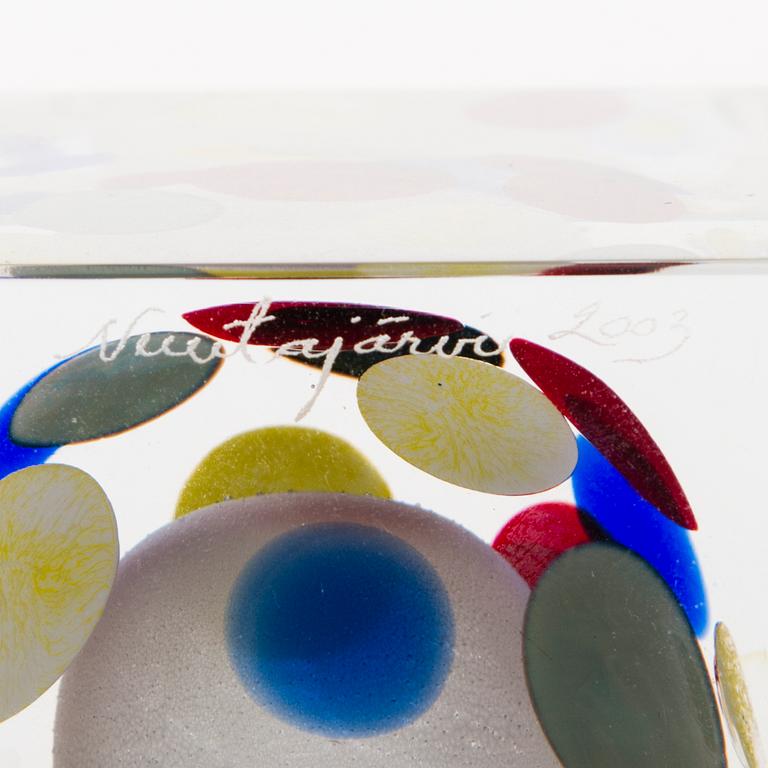 OIVA TOIKKA, An annual glass cube, signed Oiva Toikka Nuutajärvi 2003 and numbered 480/2000.
