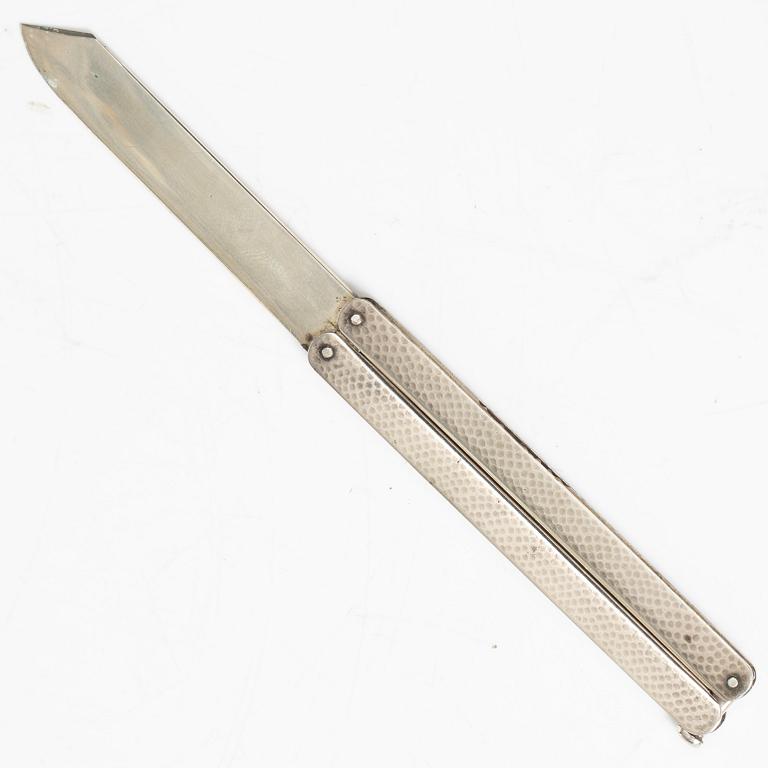 A group of salts and miniatures, part Japanese and Chinese, part silver, around 1900.