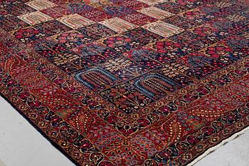 A carpet, an antique/a semi-antique Yezd, ca 557-562 x 366,5-370,5 cm.