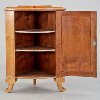 HÖRNSKÅP, Karl Johan, 1800-tal.
