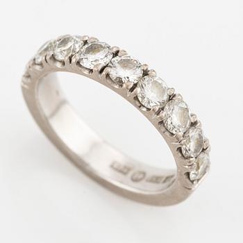 A ring in 18K white gold with round brilliant-cut diamonds.