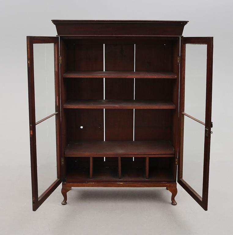 BOKSKÅP, England, 1900-talets första hälft.