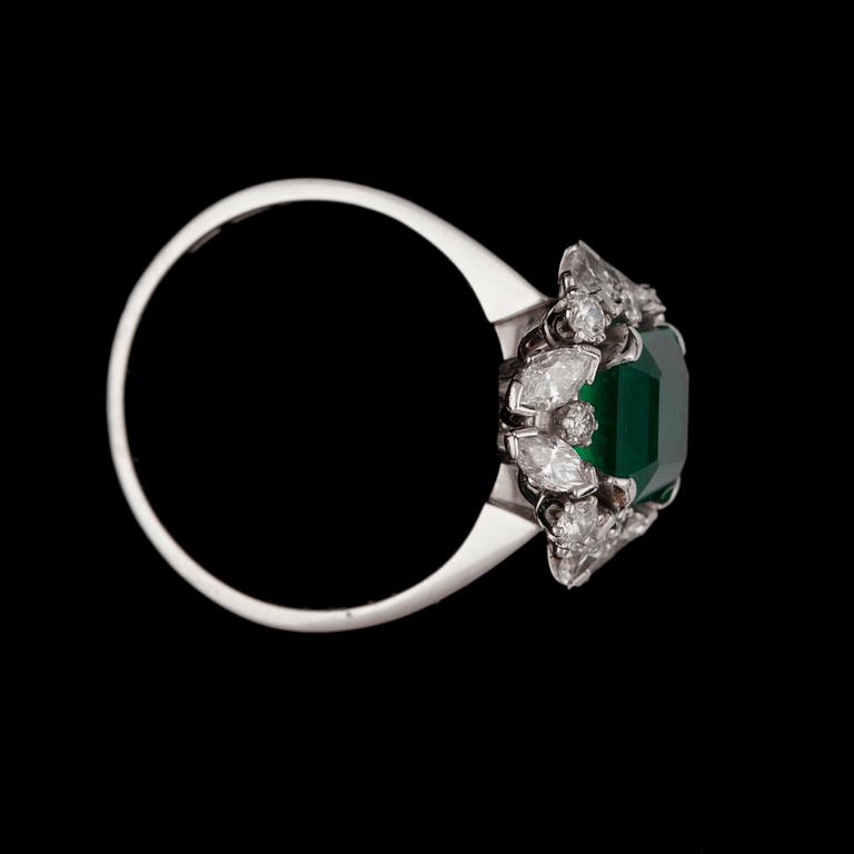 RING, trappslipad smaragd ca 2.30 ct, navett och briljantslipade diamanter, ca 1.10 ct.