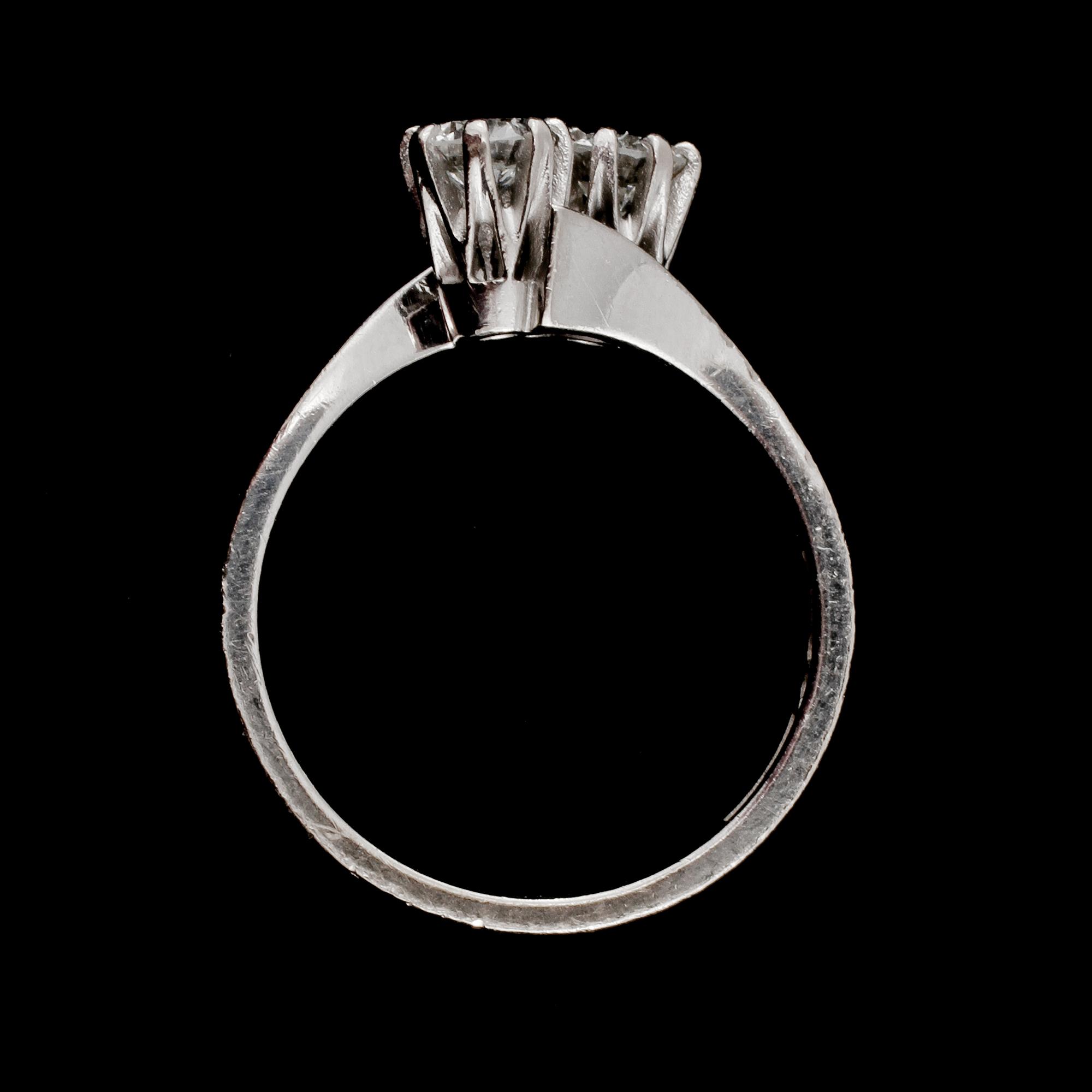 RING, 18k guld med två briljantslipade diamanter, tot 0.62 ct, stämplad MAG, Göteborg, 1981. Vikt 4 g.