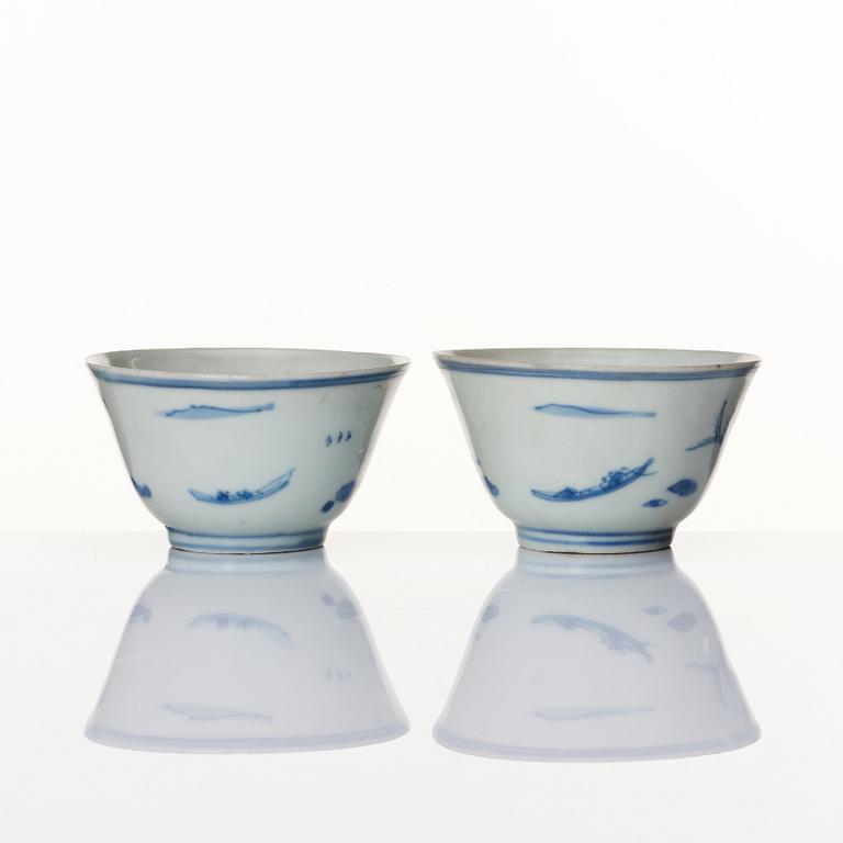 Koppar, två stycken, porslin. Ming dynastin, Transition/Chongzhen (1628-44).