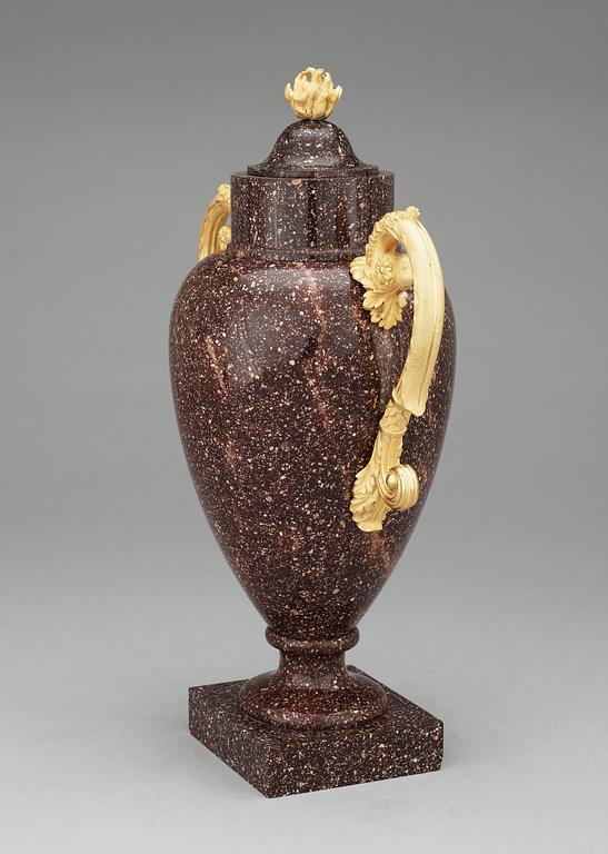 URNA MED LOCK. Älvdalen, 1800-talets början. Empire.