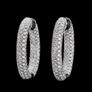 998. A pair of brilliant cut diamond earrings, tot. 5.85 cts.