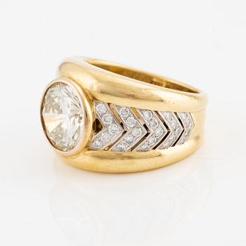 A ring in 18K gold set with a round brilliant-cut diamond.